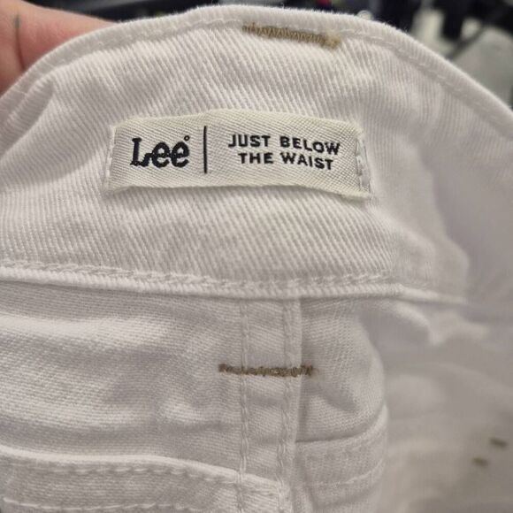 Lee Women's White Cotton/Spandex Denim Just Below the Waist Long Shorts Knee Len - Picture 7 of 8